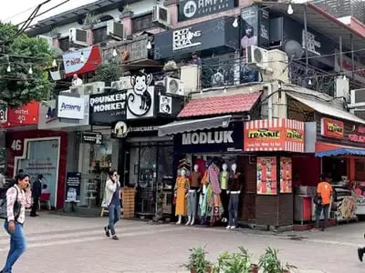 Bartenders in Badshapur