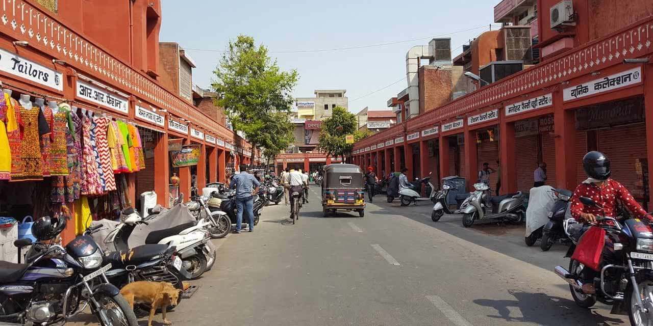 Singers in Bhawani Singh Road