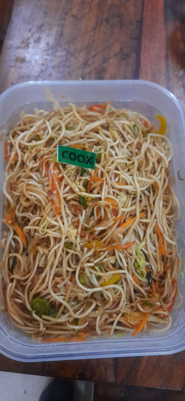 Delicious Veg Hakka Noodles prepared by COOX