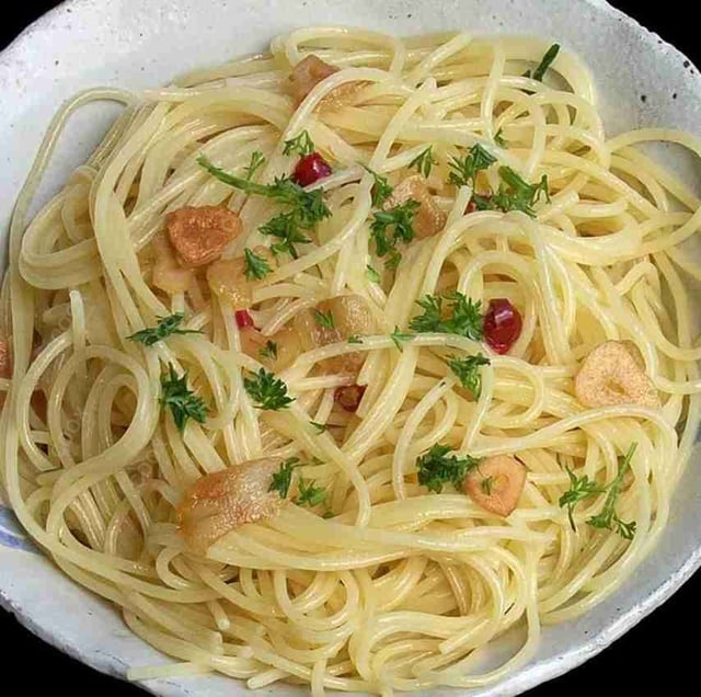 Delicious Spaghetti Aglio e Olio prepared by COOX