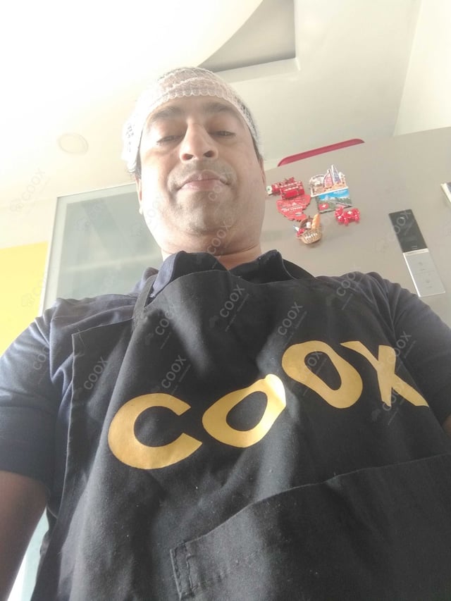 Chef from COOX at bookings. Professional cooks chefs at home