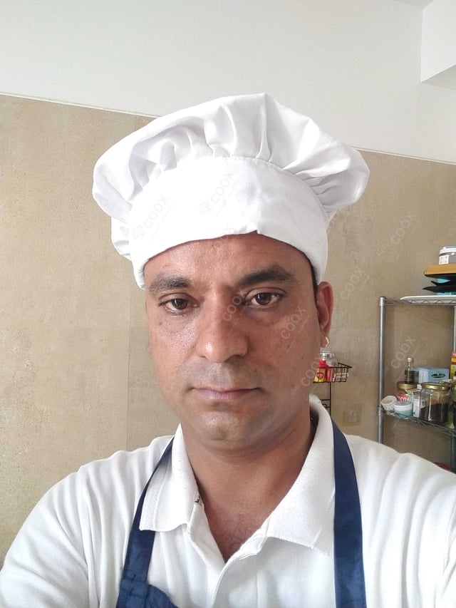 Chef from COOX at bookings. Professional cooks chefs at home