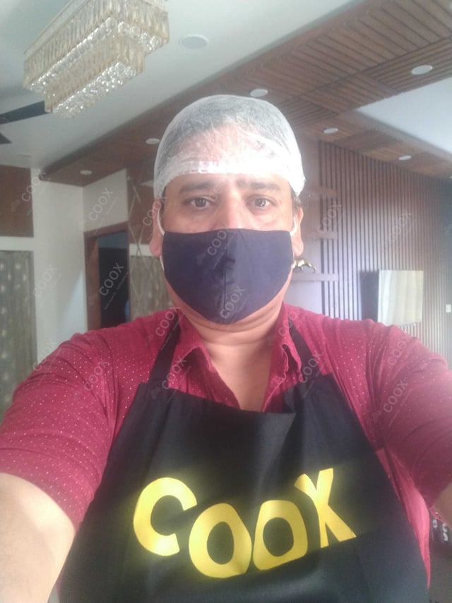 Chef from COOX at bookings. Professional cooks chefs at home