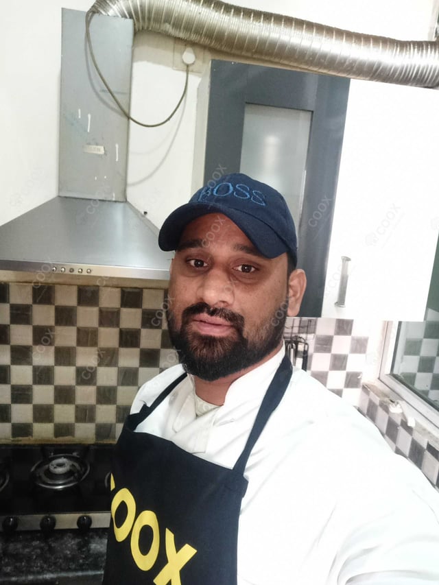 Chef from COOX at bookings. Professional cooks chefs at home