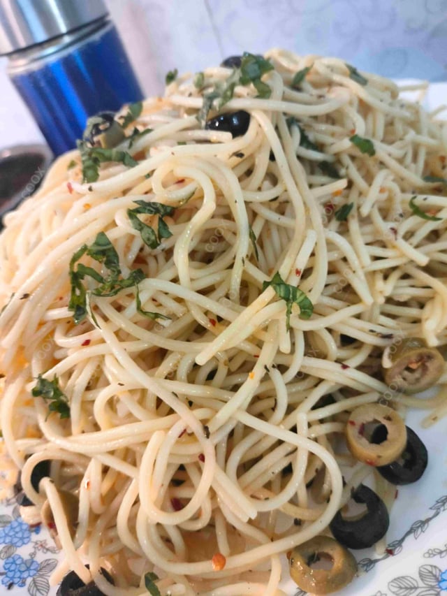 Delicious Spaghetti Aglio e Olio prepared by COOX