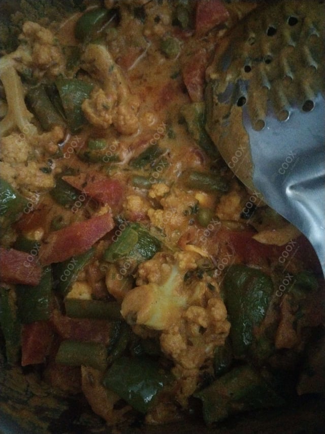 Delicious Vegetable Makhani prepared by COOX