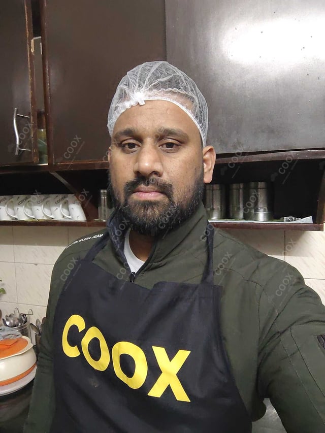 Chef from COOX at bookings. Professional cooks chefs at home