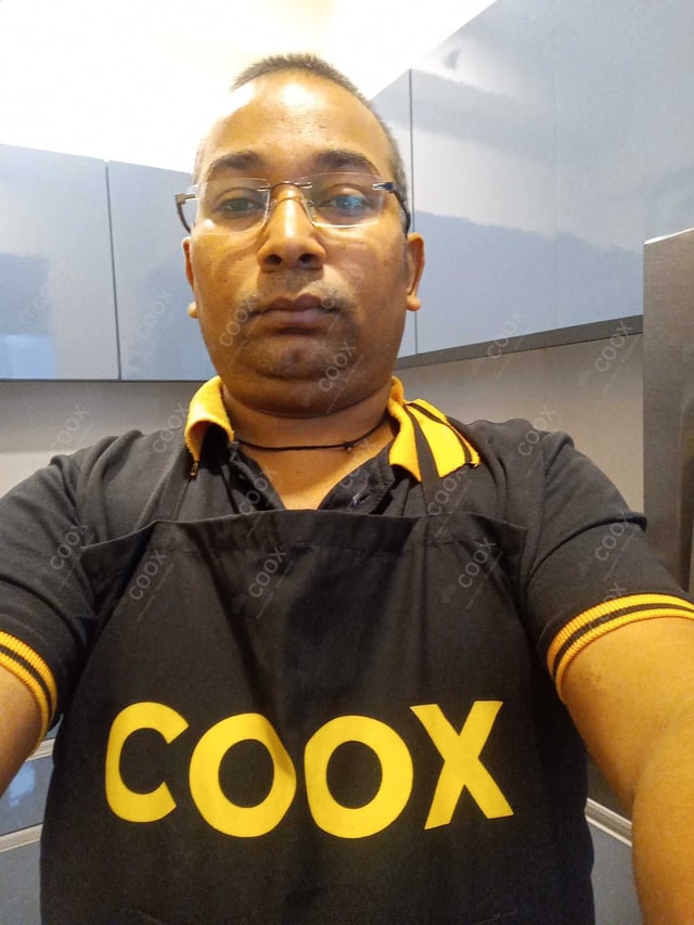 Chef from COOX at bookings. Professional cooks chefs at home