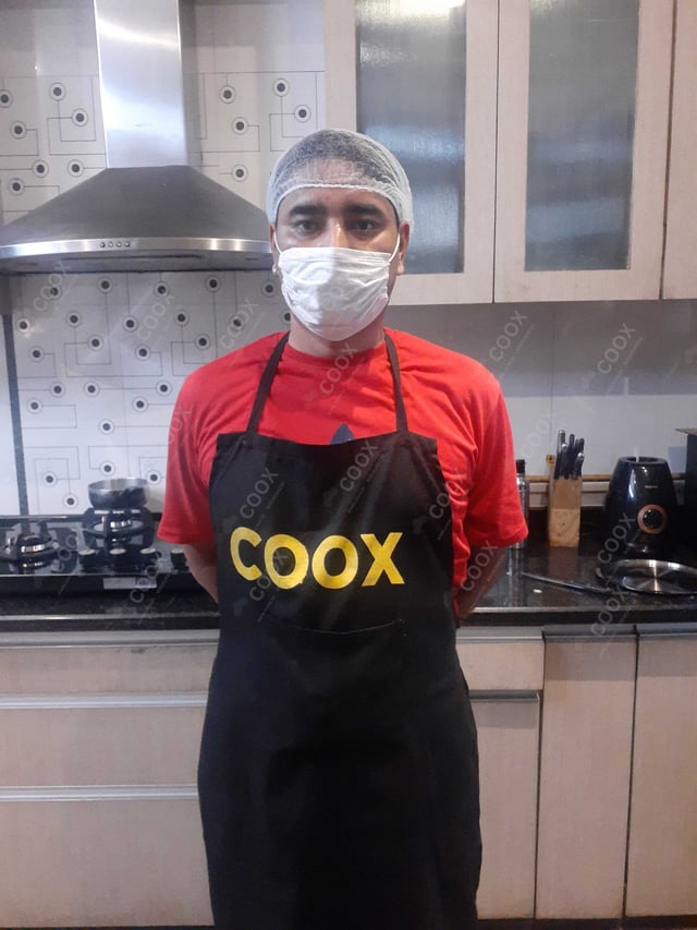 Chef from COOX at bookings. Professional cooks chefs at home