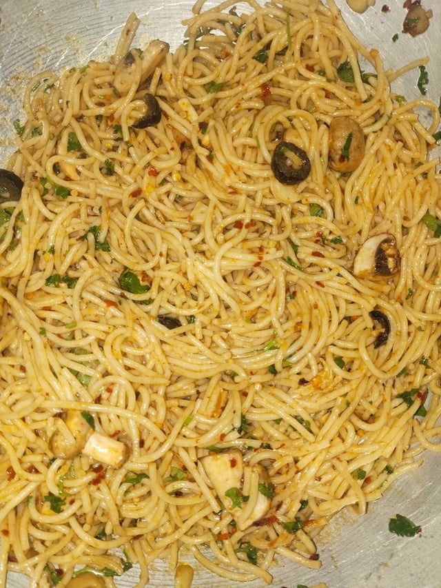 Delicious Spaghetti Aglio e Olio prepared by COOX