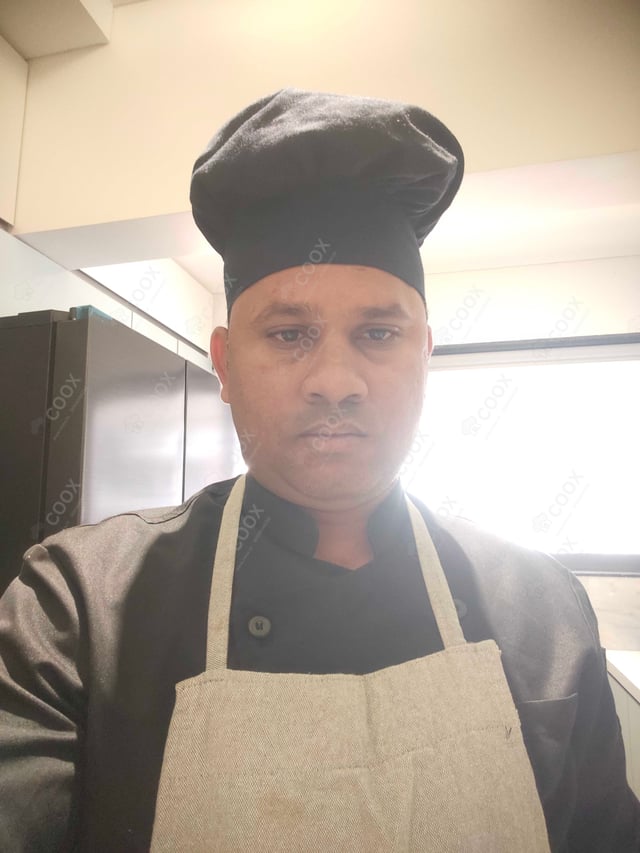 Chef from COOX at bookings. Professional cooks chefs at home