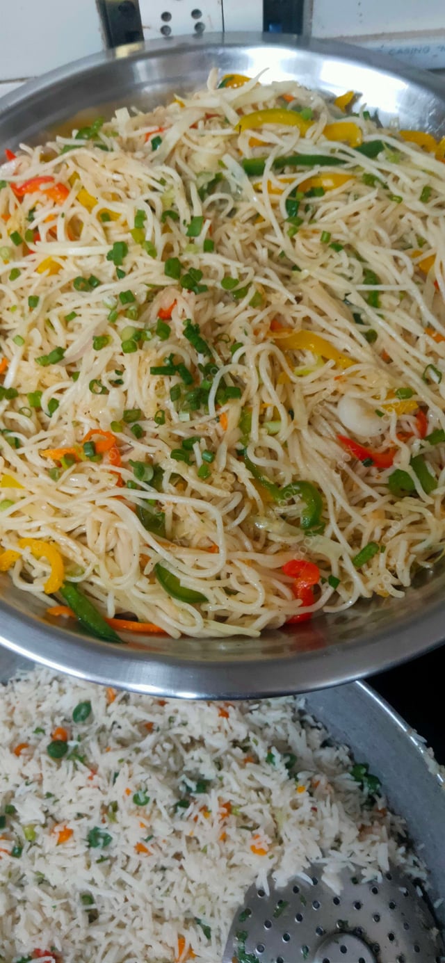 Delicious Veg Hakka Noodles prepared by COOX