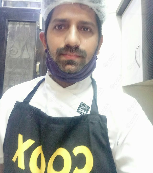 Chef from COOX at bookings. Professional cooks chefs at home