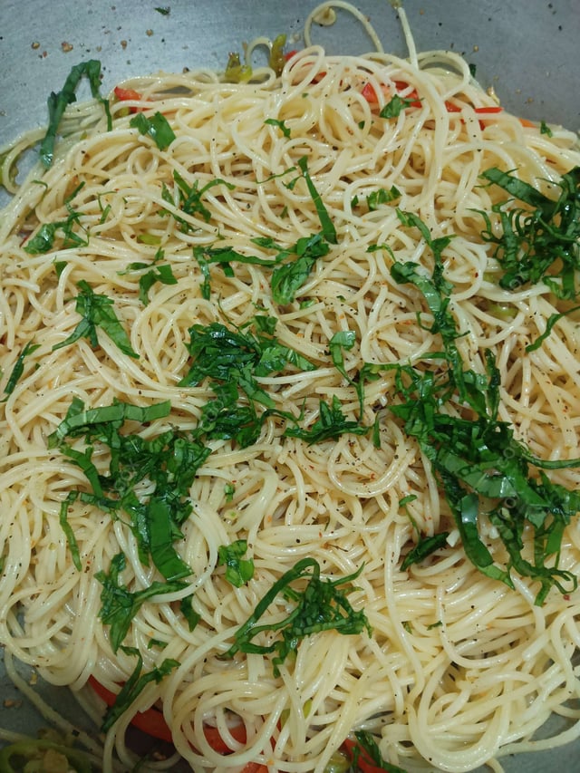 Delicious Spaghetti Aglio e Olio prepared by COOX